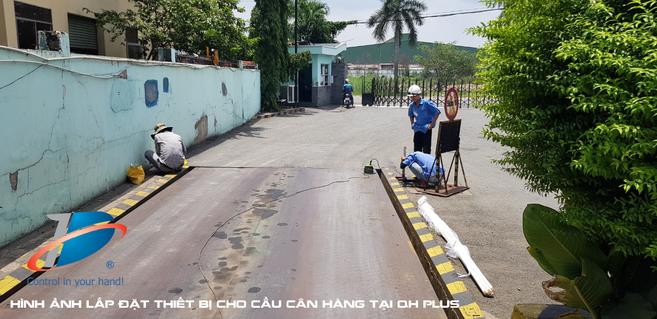 Lắp đặt thiết bị cho cầu cân hàng tại nhà máy của QH Plus